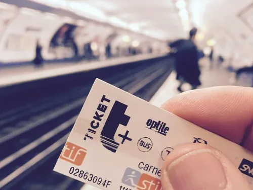 Transports : la disparition des tickets de métro cartonnés...